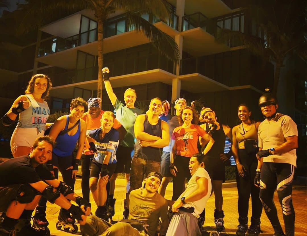 Grupo en el Broadwalk de noche